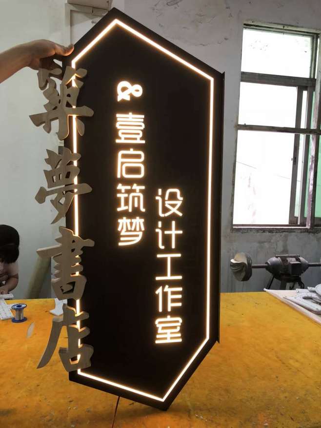 铁艺创意灯箱设计 光影交织的金属诗篇